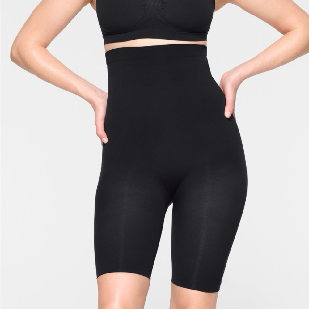 SKIMS *NWT ABOVE THE KNEE SHORT